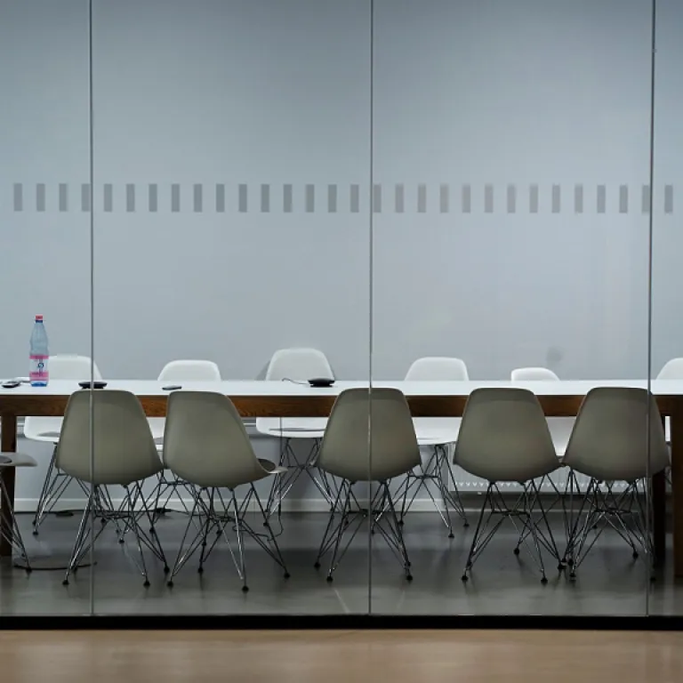 Flexible Konferenzräume planen: wie klappbare Konferenztische das Büromanagement entlasten