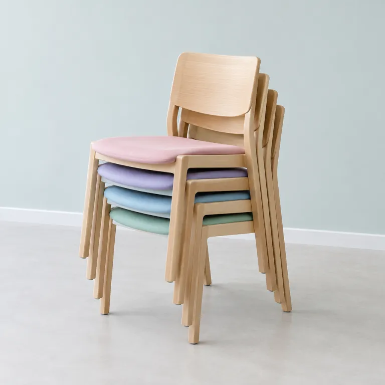 Stapelstühle aus Holz im Büromanagement: flexible Bestuhlung für moderne Unternehmen