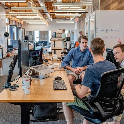 Mehr Komfort und Ergonomie am Arbeitsplatz mit einer Armauflage für den Schreibtisch