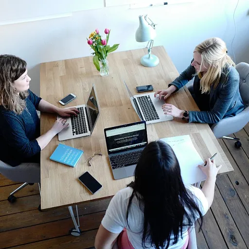 Wie ein gruppenarbeitsplatz die Zusammenarbeit im Büroalltag verbessert
