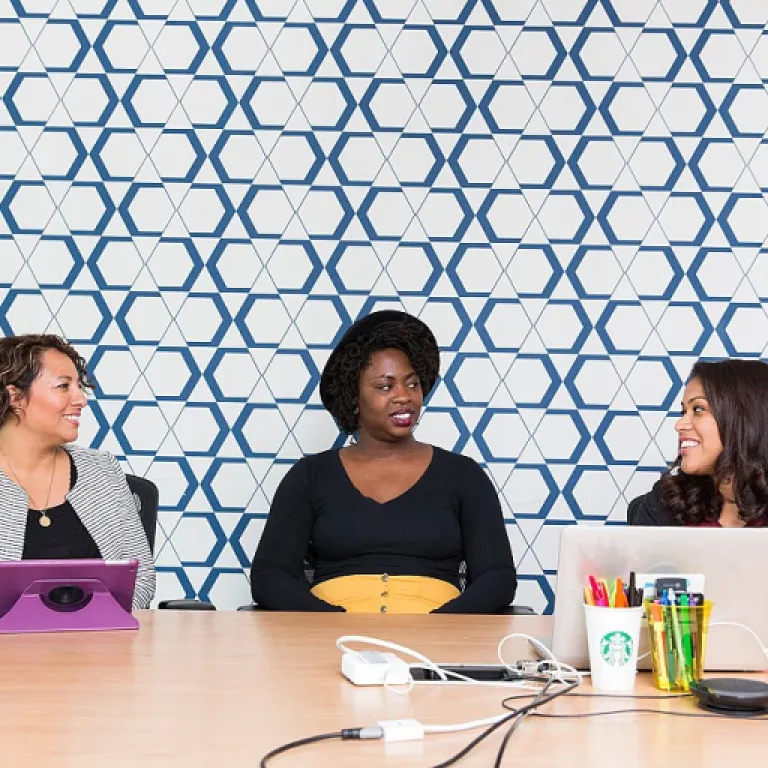 Warum ein höhenverstellbares Rednerpult im Büroalltag unverzichtbar ist